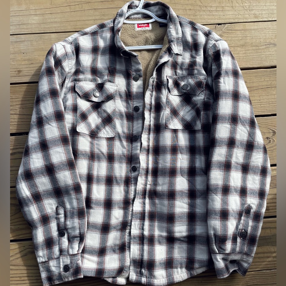 Wrangler Plaid Button-Up Shirt jacket Men’s size Large fuzzy cotton lined .